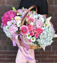 Цветочная композиция из Розы, Хризантемы, Пионы и Лизиантусы в корзине в Преображение