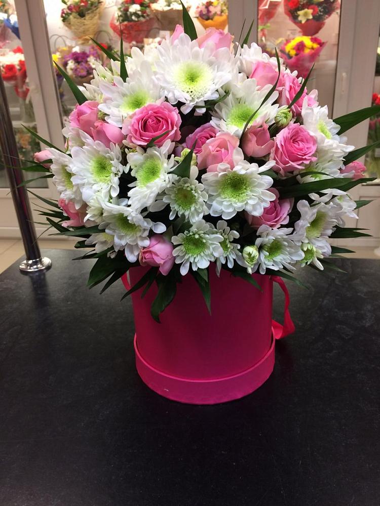 Цветочная композиция из Розы и Хризантемы в шляпной коробке в Преображение