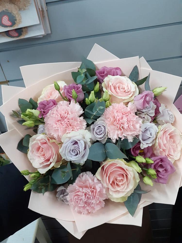 Букет цветов из: Розы, Гвоздики и Лизиантусы в Преображение